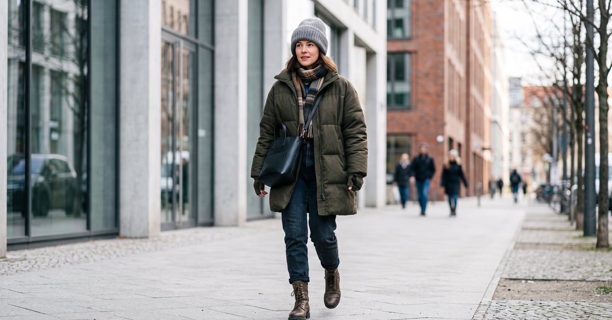 Mode hiver 2025 femme : silhouette élégante en manteau oversize et bottes tendance saison froide